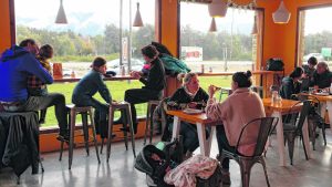 Por casos de empleo adolescente en Neuquén, refuerzan los controles en locales gastronómicos