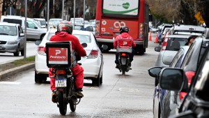 Repartidores de aplicaciones en Río Negro: una opción que crece entre los más jóvenes