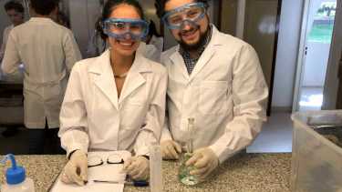 Priscilla y Brandon, investigadores costarricenses en Argentina. Foto: gentileza