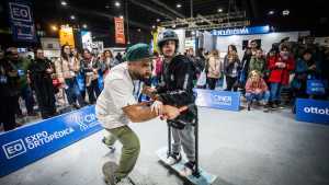 Con su skate adaptado, Theo Pastoriza brilló en en la Expo Ortopédica y dejó a Neuquén en alto