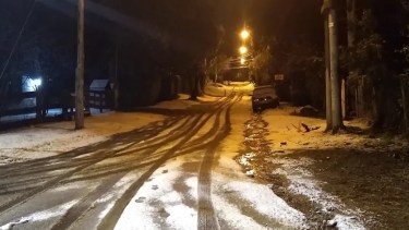 En Bariloche abundan las calles en mal estado y el objetivo de gobierno es desarrollar un vasto plan de pavimentación. (archivo)