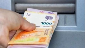 Estatales de Neuquén cobran sueldos y aguinaldos este jueves, antes del feriado: ¿cuándo llega el próximo aumento?