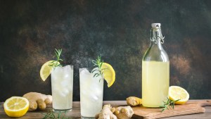 Cómo hacer una refrescante limonada de menta y jengibre