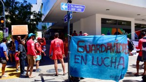Guardavidas protestaron en Neuquén: la Municipalidad salió a responder el pedido por los sueldos