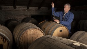 Es Físico y hace whisky escocés en Dina Huapi junto a su familia