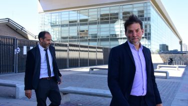 Lucchelli, junto con su abogado Illescas, tras el fallo que lo declaró "no responsable". (Archivo/Cecilia Maletti)