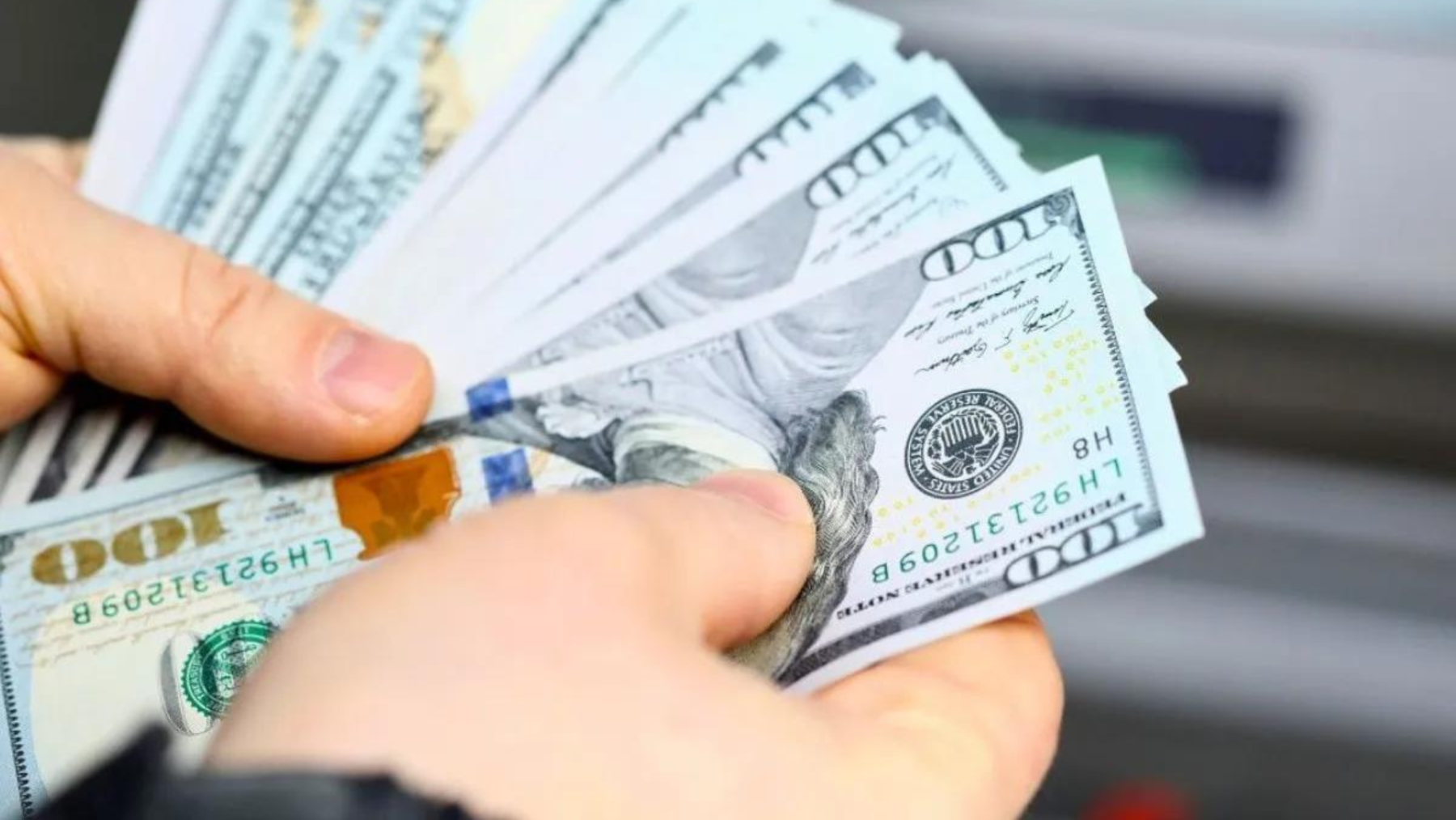 El dólar volvió a caer este jueves 8 de mayo: el gobierno de Javier Milei intervino para forzar al retroceso