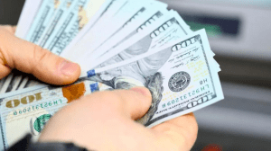 El dólar volvió a caer este jueves 8 de mayo: el gobierno de Javier Milei intervino para forzar al retroceso
