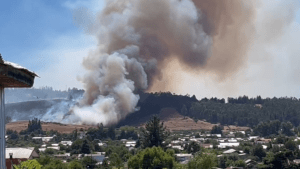 Alerta roja en comunas de Chile por incendios forestales en la región de La Araucanía, a la altura de Neuquén