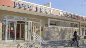 Chocó en su moto cuando escapaba de la policía y terminó en terapia intensiva en Viedma: «Está grave»