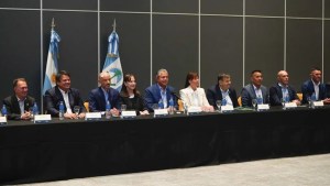 Rolando Figueroa le pidió a intendentes que armonicen la tarifa de agua en todo Neuquén