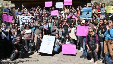 Guías de turismo se manifestaron en la intendencia del parque nacional Nahuel Huapi en rechazo a los cambios en su tarea dentro de las áreas protegidas. Foto: Chino Leiva