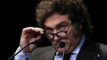 Imagen de Javier Milei respaldó a Santiago Caputo y apuntó una vez más contra la prensa: «No odiamos lo suficiente a los periodistas»