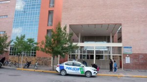 «¡Pensaste que me iba a quedar tranquila!», le dijo y lo apuñaló con la ayuda de su pareja: los imputaron por intento de homicidio en Roca