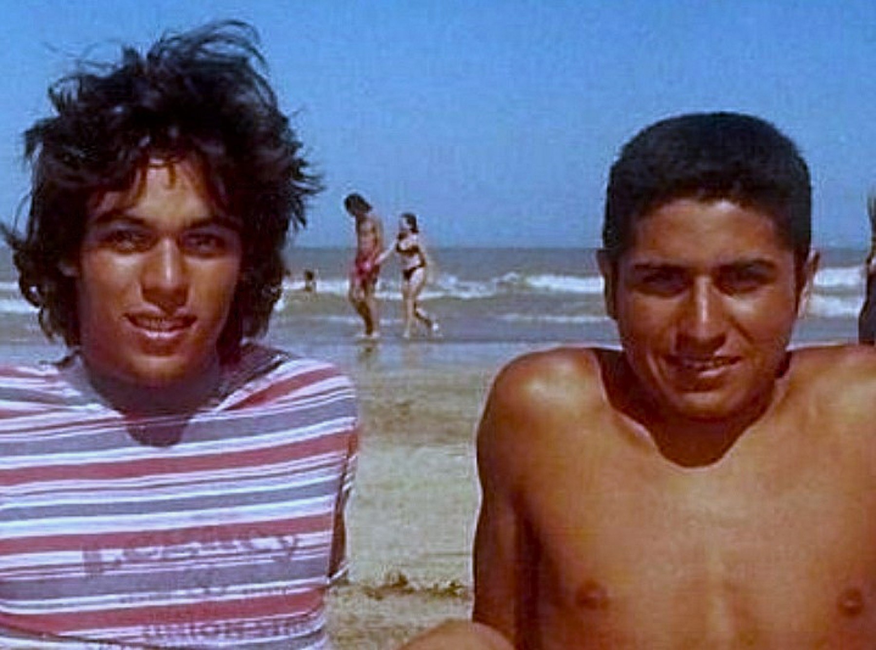 Amigos de la vida: Claudio (der.) encontró en Pablo y su familia la contención que tanto necesitó siendo niño, en San Andrés de Giles. Foto: Gentileza.