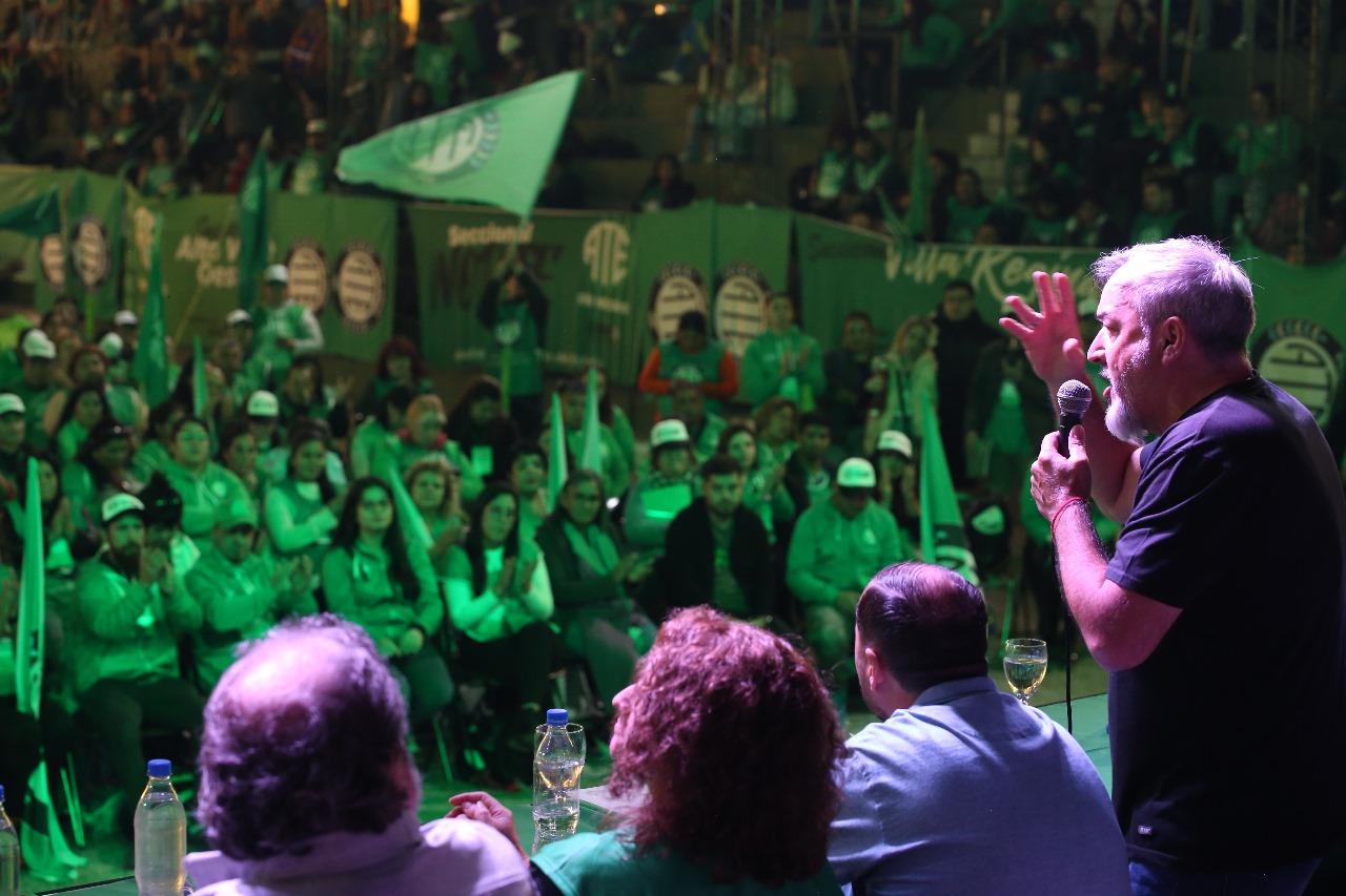 Este martes, el titular de ATE Nación, Rodolfo Aguiar  habló en el Congreso del gremio en Fernández Oro. Foto Gentileza