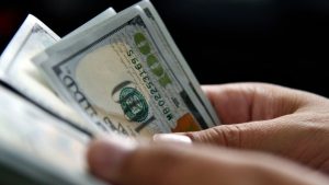 El dólar se encendió y habló el gobierno de Javier Milei: preparados para «cualquier cimbronazo»