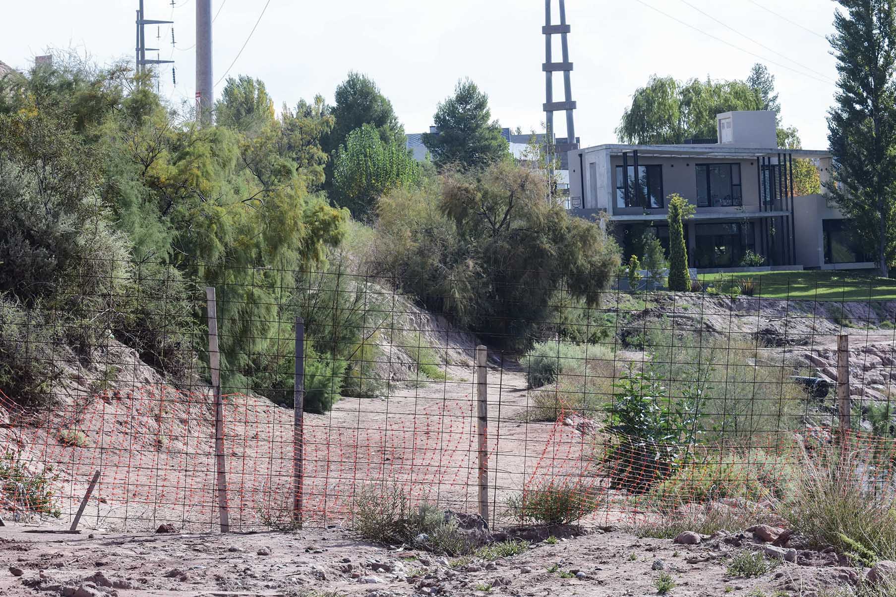 Los trabajos para el paseo costero a la vera del río Neuquén no avanzan hace 2 años (foto Cecilia Maletti)