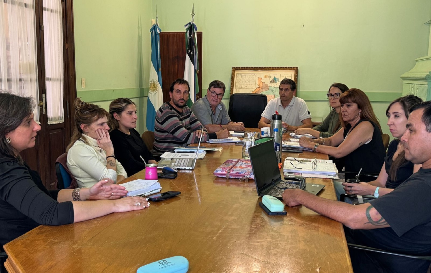 La reunión realizada hoy entre autoridades de Educación, Unter y familiares. 