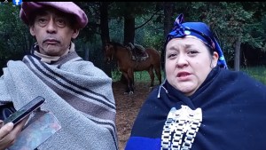 Mapuches bloquean tranqueras en Villa La Angostura para resistir un intento de desalojo
