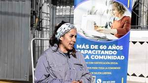 Inventó la «monocleta» para infancias en sillas de ruedas y rompió barreras en las aulas de Plottier