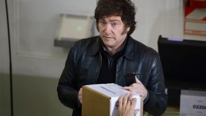 Le negaron el saludo a Javier Milei en las elecciones en Buenos Aires: qué dijo sobre la denuncia de fake news
