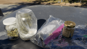 Los pararon en un control en Allen y terminó todo mal: encontraron droga y hubo tres demorados