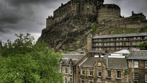 Sufrieron una estafa millonaria y quedaron varados en Escocia: la Fiscalía de Catriel desestimó la denuncia, el motivo