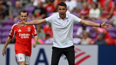 La fuerte pelea entre el DT del Benfica y un jugador por un cambio: reclamos, gritos y revancha