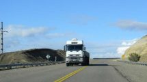Imagen de Los camiones de Chile, ¿deberán pagar para circular por rutas argentinas?: la propuesta que lanzó el gobernador de Chubut