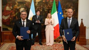 Con Javier Milei de testigo, YPF y ENI firmaron un acuerdo para exportar GNL desde Vaca Muerta