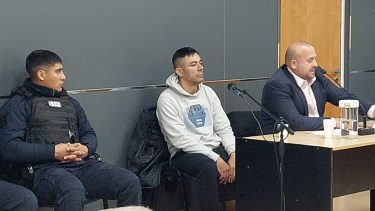 Imputaron al hombre que confesó matar a otro por la espalda frente a una escuela en Cinco Saltos