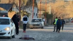 Exaltado y llorando: así se entregó el hombre que habría matado a otro frente a la escuela de Cinco Saltos